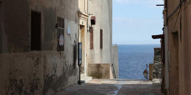 二手车交易全攻略：掌握专业车辆评估，避开购车陷阱